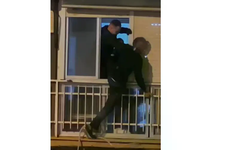 CsifGetafe's tweet photo. Tenéis unos profesionales que no merecéis, @aytogetafe

El Mundo Gran Madrid en X: "Policías de Getafe reducen a un hombre con un brote psicótico que intentaba lanzarse desde un primer piso https://t.co/8Yzan25KgE https://t.co/t1zdTBCU0A" / X
https://t.co/4Qt7VZ2FMy