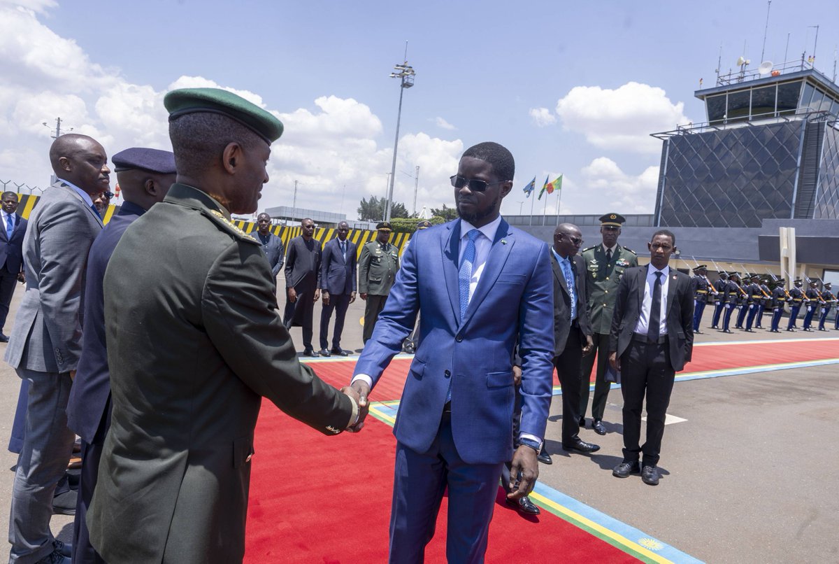 IGIHE's tweet photo. 🚨𝐀𝐌𝐀𝐊𝐔𝐑𝐔 𝐀𝐆𝐄𝐙𝐖𝐄𝐇𝐎🚨

Kuri iki Cyumweru, Perezida Bassirou Diomaye Faye wa Sénégal yasoje uruzinduko rw'iminsi itatu yagiriraga mu Rwanda. https://t.co/zuoKwLJaab