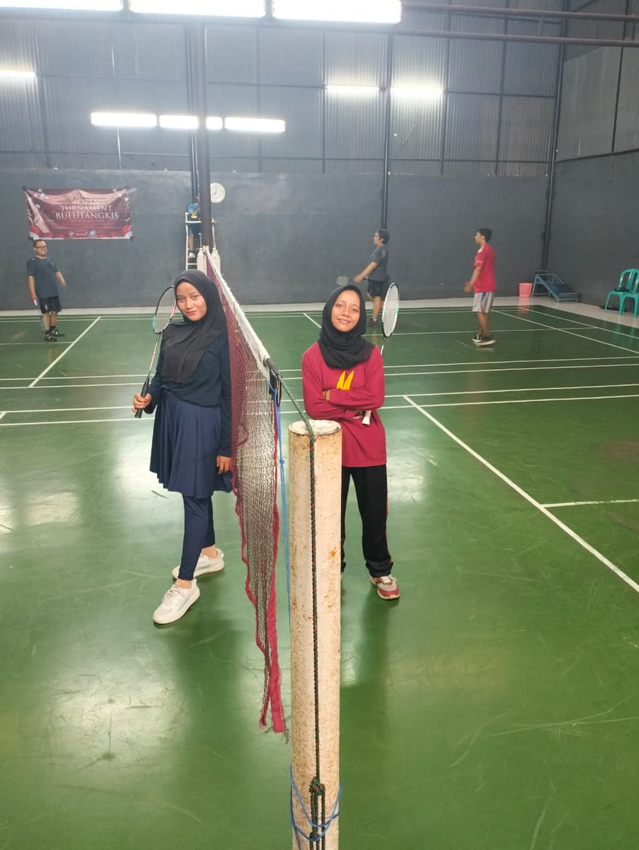 Dia itu awalnya hanya kating yg kebetulan satu kamar di asmara dan kebetulan lagi pendamping ospek dan kebetulan lagi satu domisili. Lebih dari 11 tahun lalu ketemu dan sekarang kita masih berteman dengan status dia yg udah emak anak satu dan saya masih tetap single