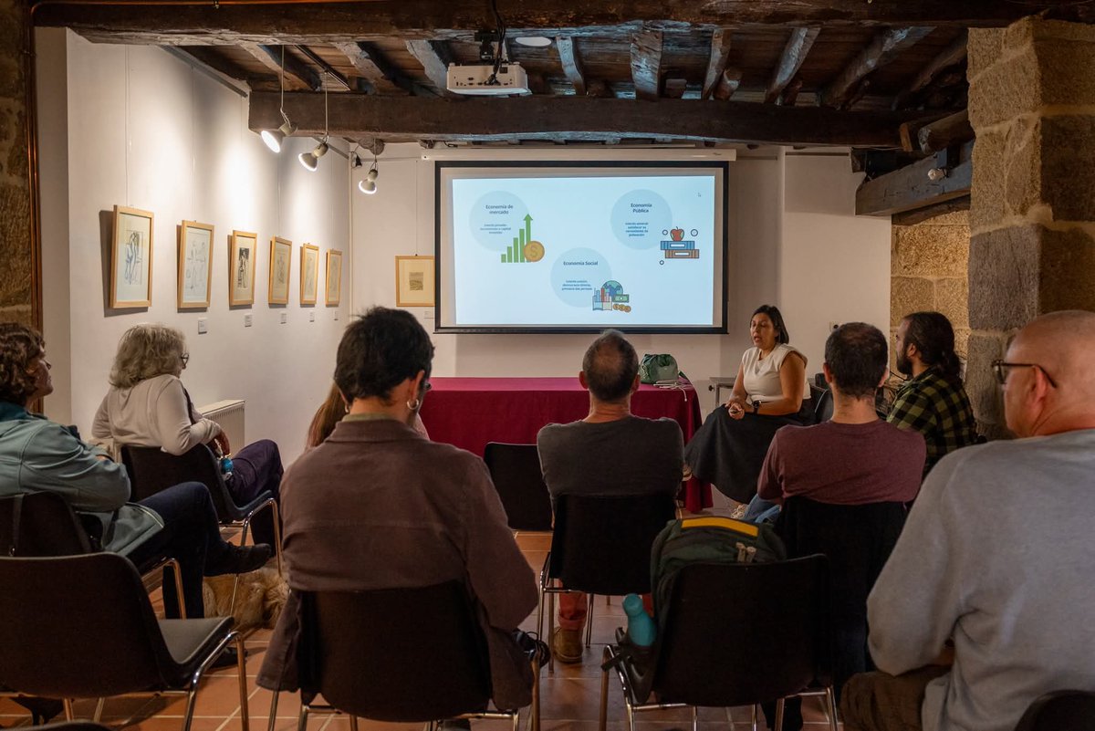 Onte foi un día moi intenso de actividades na Fundación 💫.

A primeira delas estivo centrada no cooperativismo: analizouse a súa traxectoria histórica en Europa —da que Vicente Risco tamén bebeu— 🌍📚, e expúxose a situación actual do cooperativismo en Galiza 🤝🌾.