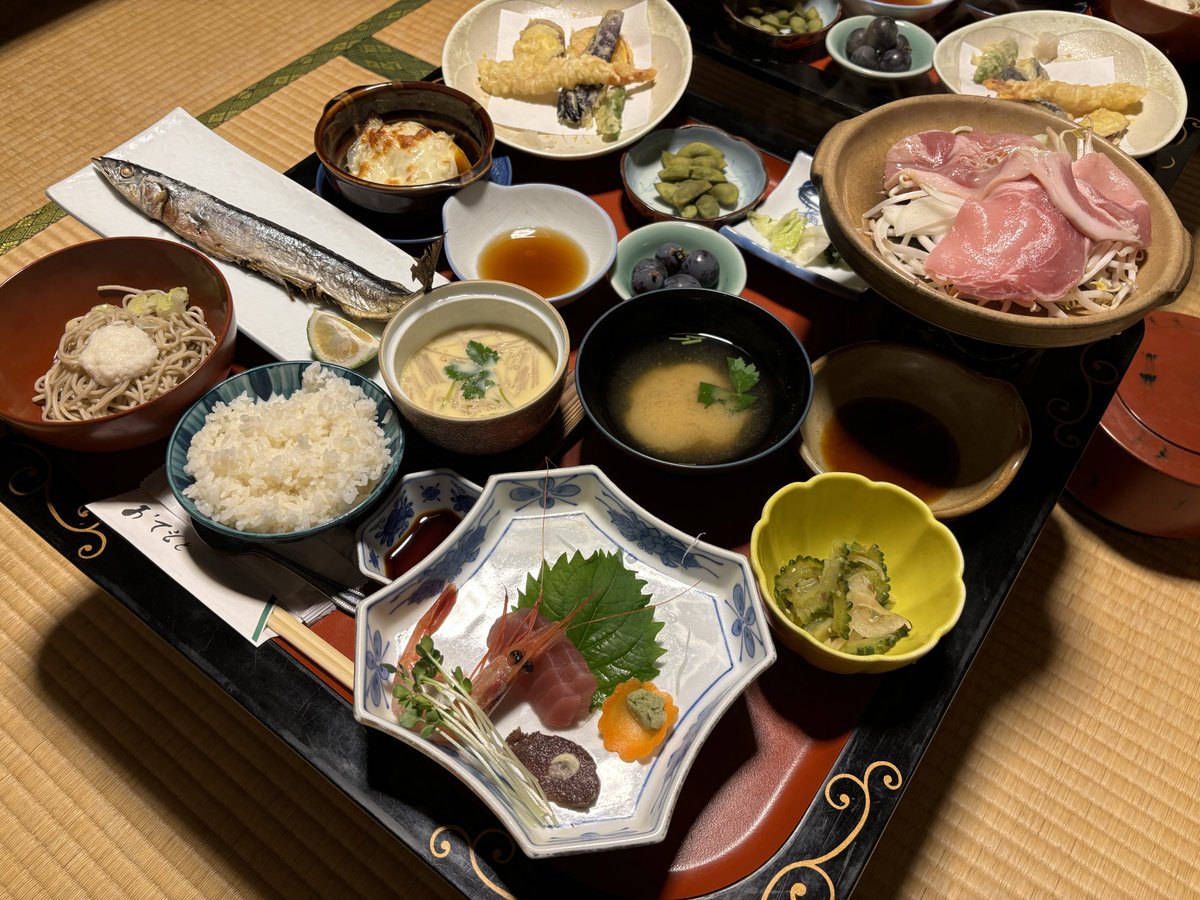 riichan_sauna's tweet photo. 一万円以下なのにこんな沢山のお料理、ご飯ももりもりお替わりできる温泉旅館に宿泊しています、、、幸せ、、、 https://t.co/PMfw2uX6IP