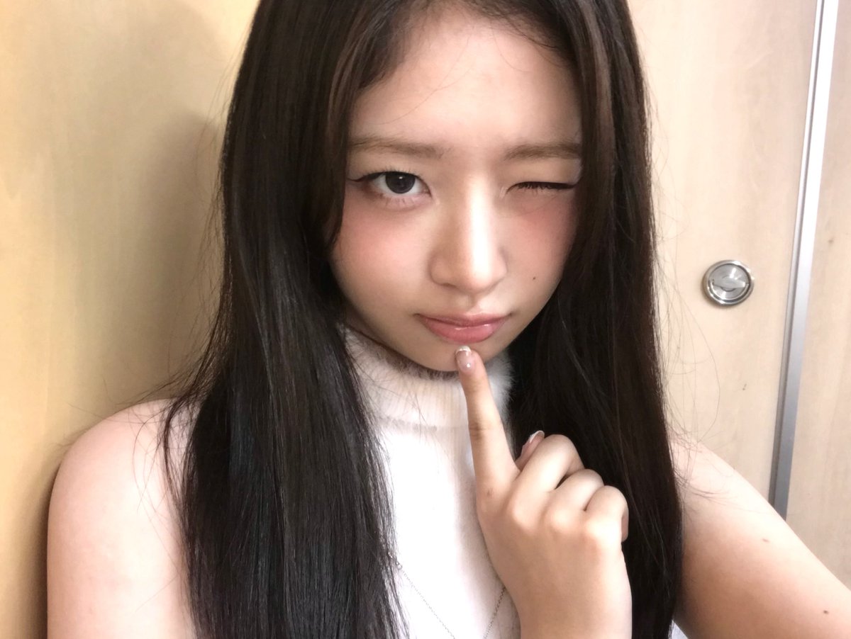 다이브 어제에 이어 오늘도 1위를 선물해줘서 진심으로 고마워요🩷
우리 콘서트도 열심히 준비 하고 있으니까 많이 기대 해줘요✧︎*。
그럼...XOXZ💤

#IVE #아이브 #REI #레이