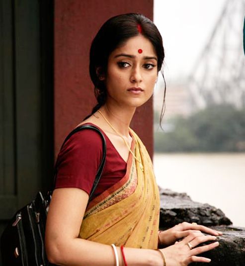 அத்தியாயம் 4: "அமைதியின் புவிக்கோள்"
Contd 

அவள் சிறிது நேரம் தன்னுடைய office-க்கு திரும்பினாள்.  
Lights were off.  
காற்று, antiseptic வாசனையோடு, போட்டது போட்டபடி, கலைத்தபடி இருந்தது.

அவளுடைய மேசையில் அரைமுறையாக எழுதப்பட்ட ஒரு chart-இன் பக்கத்தில் ஒரு சிறிய பொருள் கிடந்தது.