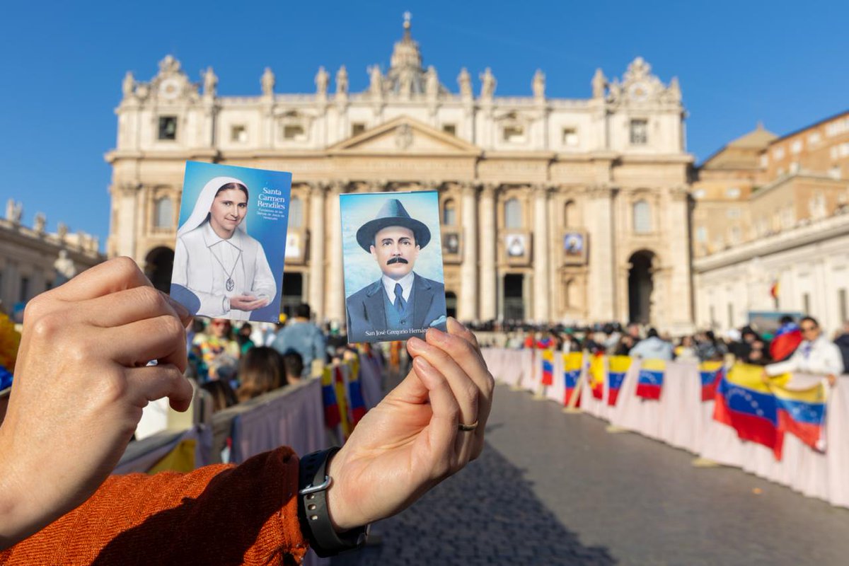 Las hermosas estampitas de Santa Carmen Rendiles y San José Gregorio Hernández en la Plaza de San Pedro.