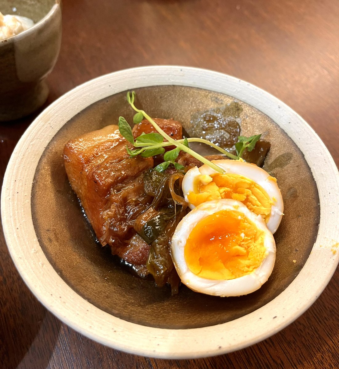 zSR506's tweet photo. 日曜日は角煮
フライパンでことこと1時間のお手軽レシピ、とろとろになった長ネギが美味しい
#おうちごはん  #料理 https://t.co/7LVtDF3A2J