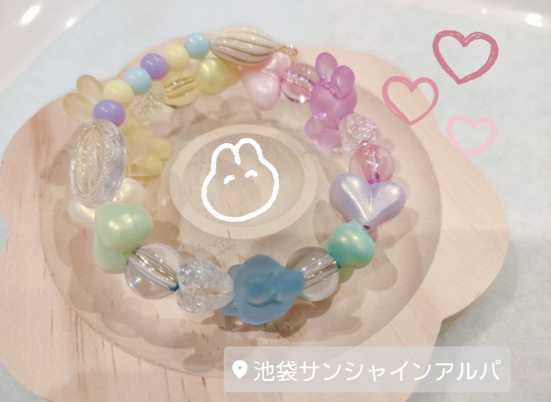 HandmadeSelect's tweet image. 【#サンシャインシティ池袋】
#ハンドメイドガーデンズ 

イギリスからお越しの女の子のご参加✨

好きなうさぎをテーマにして
カラフルなかわいいブレスレットを作りました🐰

ご参加ありがとうございました😊

#ハンドメイド
#handmade 
#ワークショップ
#手作り
#池袋
#ビーズ