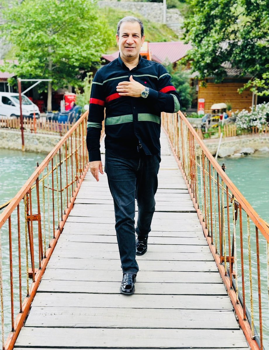 Hikayenin tamamını öğrenene kadar taraf tutmayın. Bazı insanlar diğerlerini kötü gösterme konusunda gerçekten yeteneklidir.

Diğerlerine göre yaşarsan kaç kuruşun, değerlerine göre yaşarsan nasıl bir duruşun olduğu önemlidir…
#MutluPazarlar