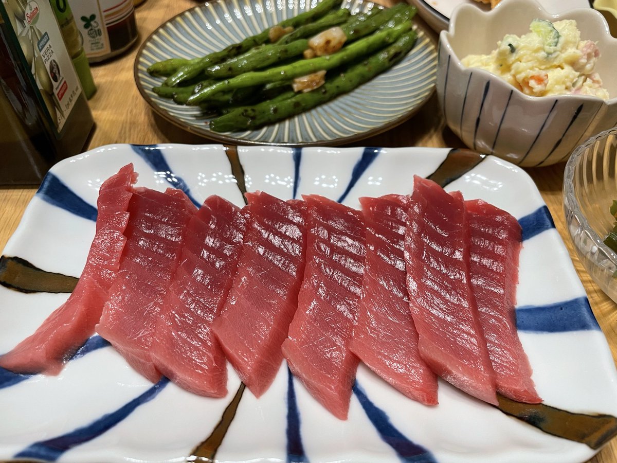 jira1010's tweet image. 今日は打ちに行きませんでした🎰
🐶🐶たちと
ちょっと遠出して散歩へ行ったら
すぐ雨が降ってきてしまい終了🥺
明日は
結婚記念日なのですが
毎年恒例のステーキ屋さんに
今年は行けないようです💸
(夫が💩負けしてるため
なので
解体ショー後の
生本鮪を柵で買ってみました✨贅沢
(前夜祭だZE