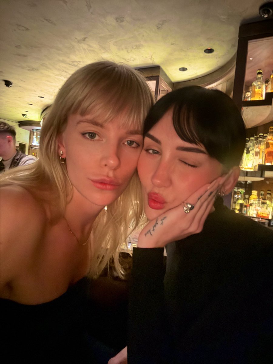 sienna_carlisle's tweet image. Cocktails with @msgiaavery 🤍