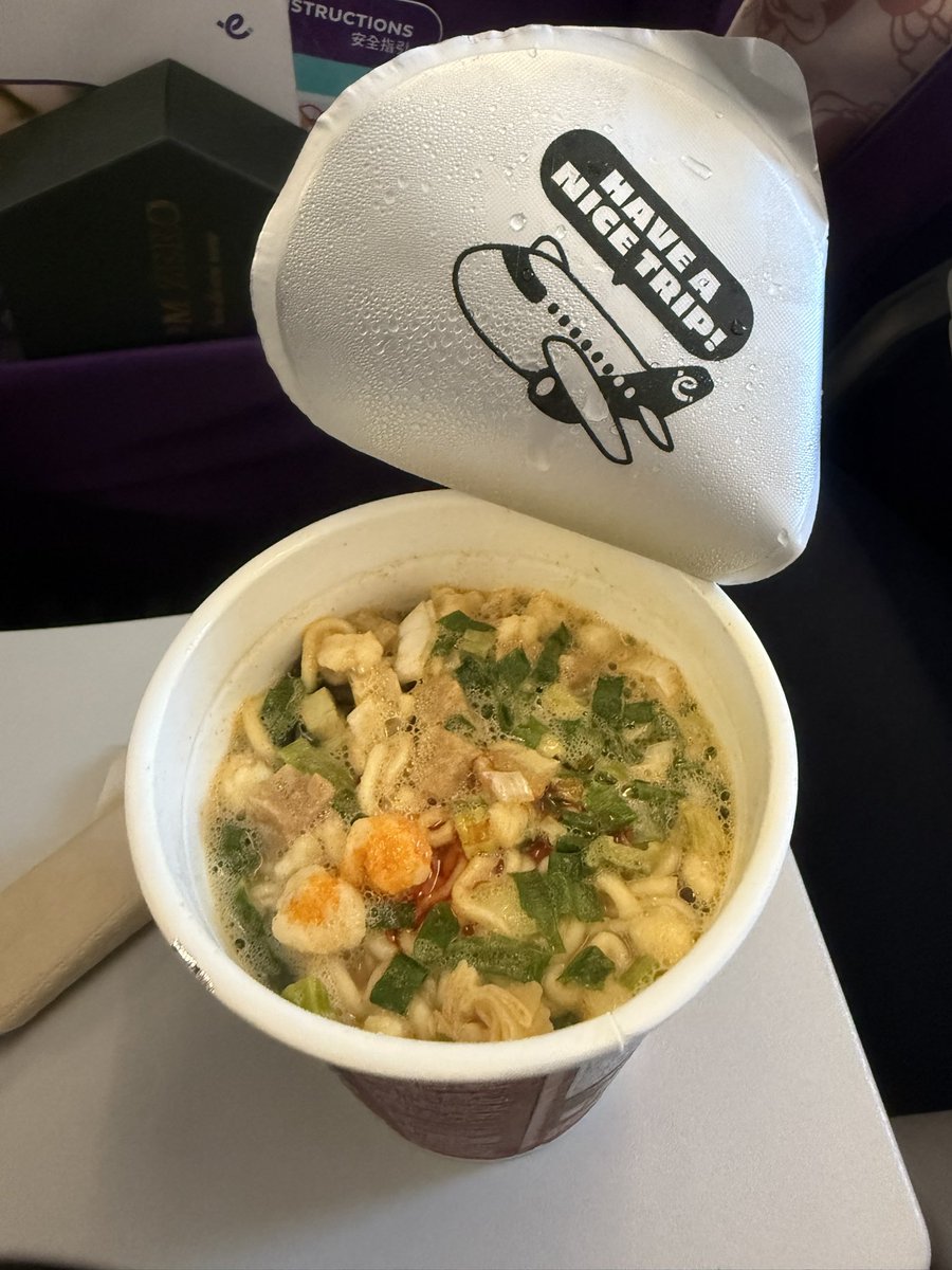 okapy_trip's tweet photo. せっかくなので機内食も楽しむ。機内限定の譚仔三哥 (タムジャイサムゴー) 監修 麻辣ラーメン！痺れつよめでクセになるおいしさ🍜
#香港エクスプレス #HKexpress https://t.co/XNMSBaeEzW