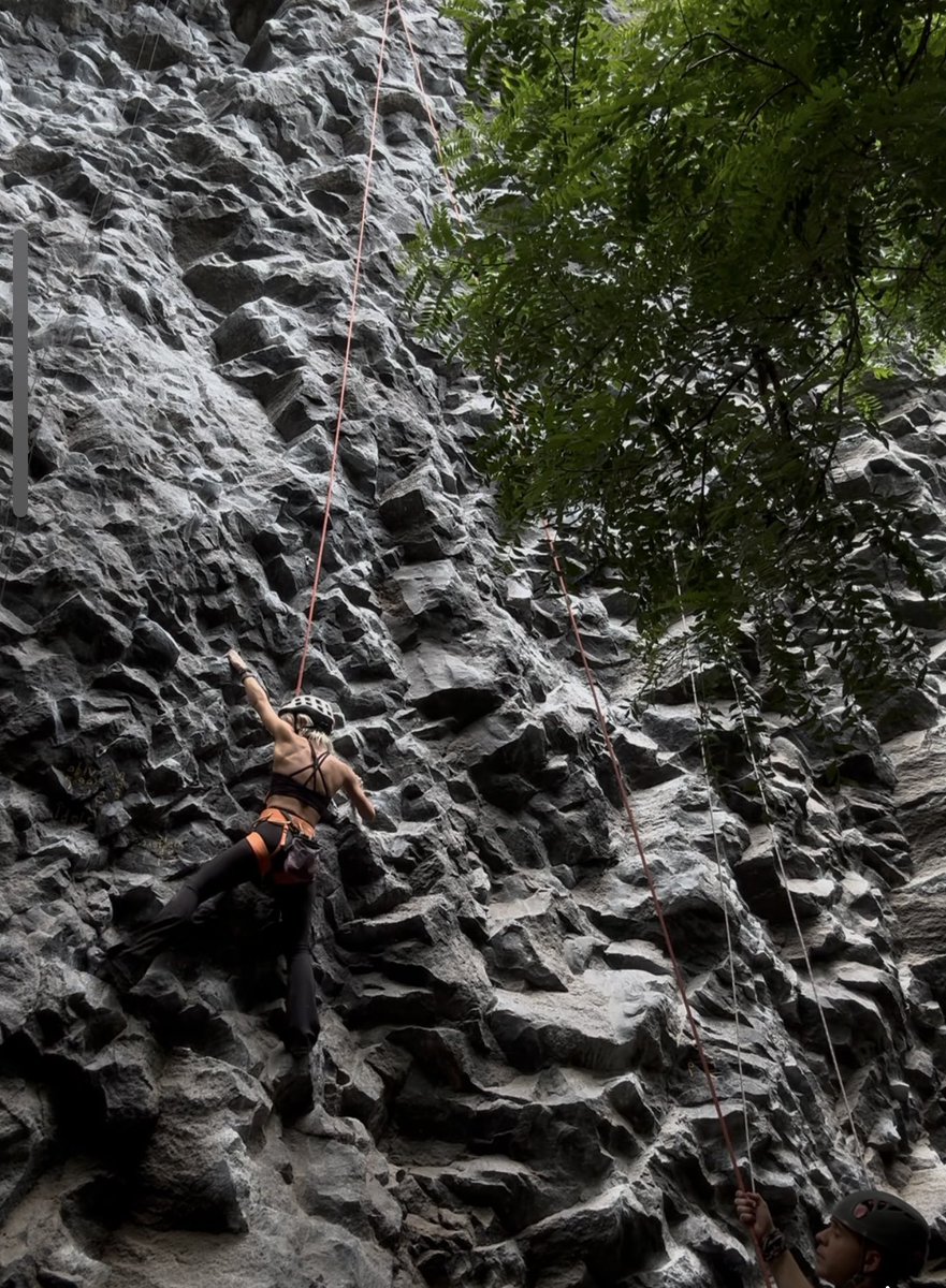 snailcrack's tweet photo. @whythobroadie @ItsLeannna @themasternelson bro im literally a rock climber “u have no knowledge of a gym lol” 

ok…

i bet i can do more pull ups than u 👻 https://t.co/Ks0FSvKbvM