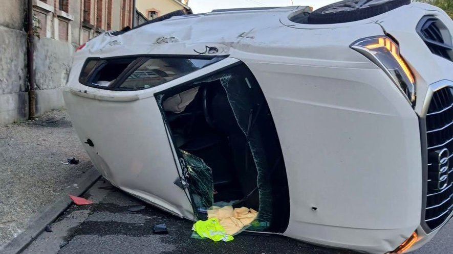 🔴 ⚖️ Castelsarrasin (82) - Conduisant une voiture volée, sans permis, Warren refuse d'obtempérer et PERCUTE LA VOITURE D'UNE MÈRE ET SON BÉBÉ de 8 mois qui fait 3 tonneaux.
Déjà connu de la Justice.

Peine : 15 mois avec sursis prob. + obligation de passer le permis + stage de