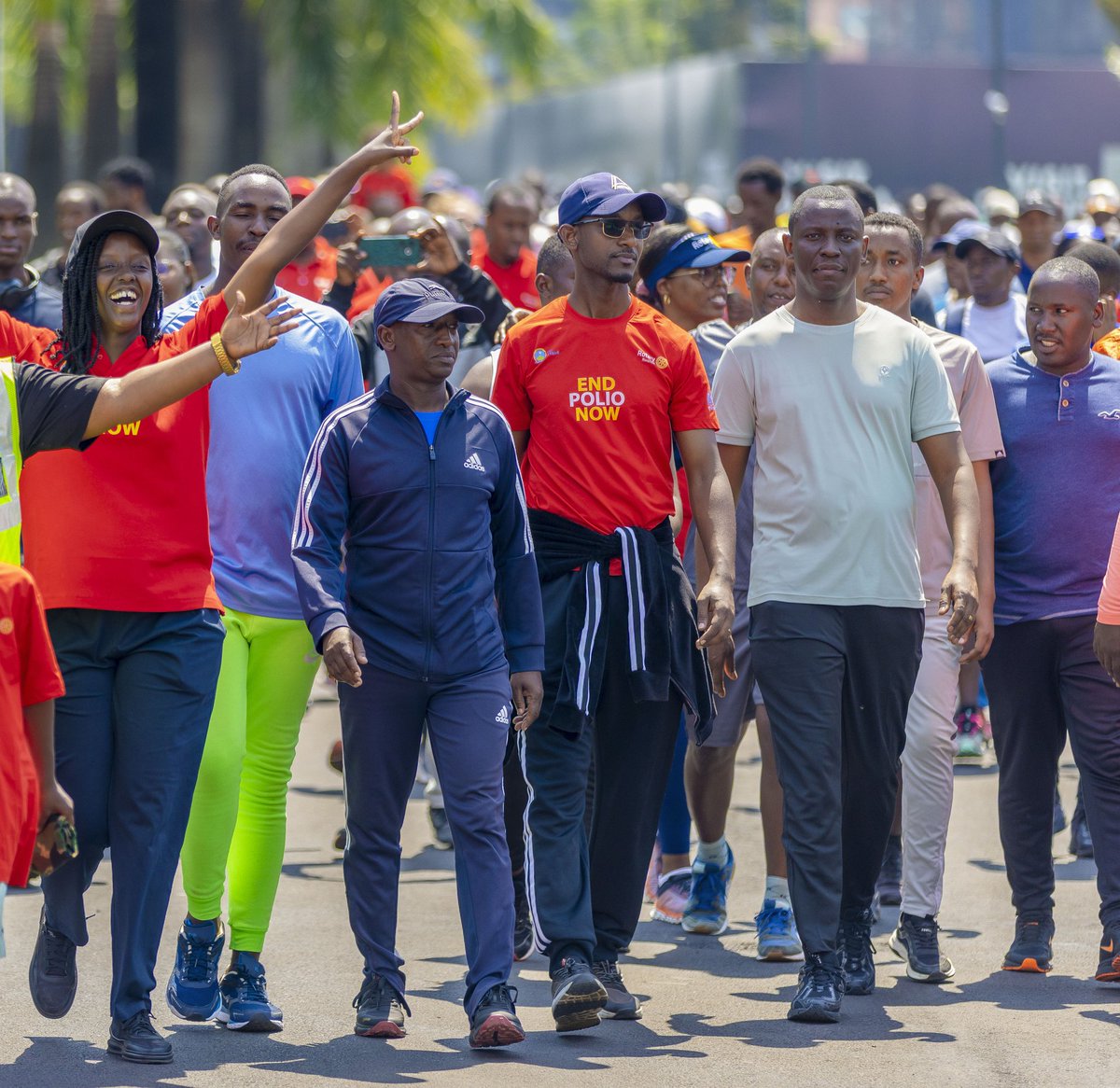 CityofKigali's tweet photo. Kuri iki Cyumweru,
Minisitiri w'Ubutegetsi bw'Igihugu, @Dominiquehab, ba Guverineri b'intara zose, n’abandi bayobozi batandukanye bifatanyije n’abatuye #KigaliYacu muri siporo rusange ya #CarFreeDay iba kabiri mu kwezi.

Ubutumwa Minisitiri w’Ubutegetsi bw’Igihugu yagejeje ku bitabiriye Car Free Day bwatwibukije:
➡️ gukomeza gutera ibiti,
➡️ gukomeza kugira isuku hose,
➡️ gukomeza gukora ibikorwa birimo siporo bituma turwanya indwara zitandura,
➡️ no gukomeza kwitabira gukingiza abana ku gihe kugira ngo dukomeze kurwanya indwara y’imbasa.

#Endpolio
#BeatNCDs