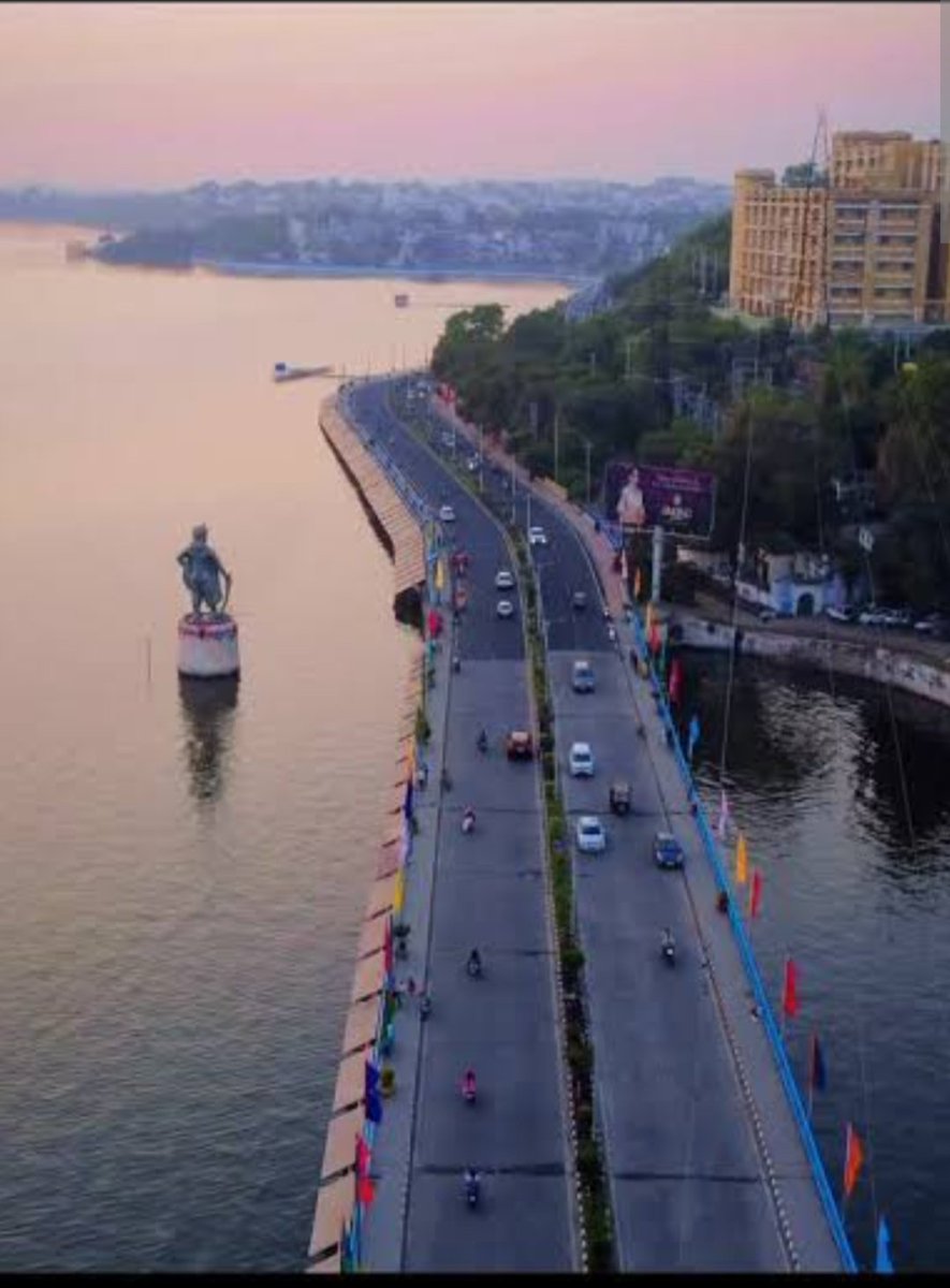 Shobhit8393's tweet photo. @IndianGems_ Bhopal, the capital of MP, is not like Melbourne but however the administration has made an honest efforts and public also takes care of cleanliness . https://t.co/suSk0ScU8Q