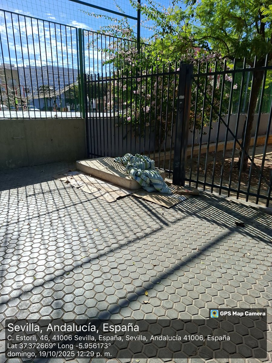 Esto es justo enfrente  del colegio Emilio Prado en  la puerta trasera junto al centro vecinal Utopía. 
Mañana los niños vuelven a clase.
<a href="/LipasamSevilla/">Lipasam</a> 
<a href="/eveliarincon/">Evelia Rincón</a> 
<a href="/pepelugomoreno/">José Lugo Moreno</a> 
Harán Vds.algo ?