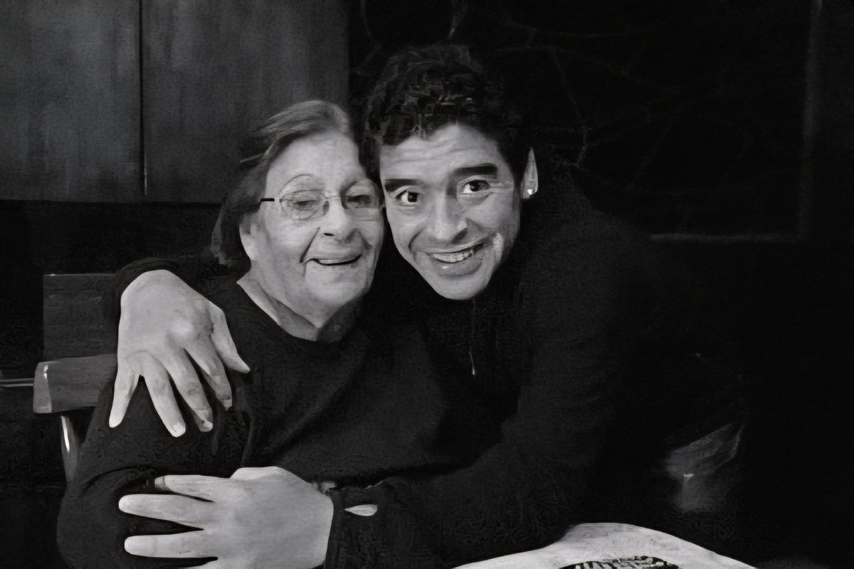 -Hola, ma.
-Hola, mi amor.
-Cómo estás, Tota, te amo, mama.
-Mi vida.
-Te quiero mucho, mama.
-Yo también, mi amor, andá a descansar, m´hijo, que me hiciste la madre más feliz del mundo hoy.
-Yo juego para vos, mamá.