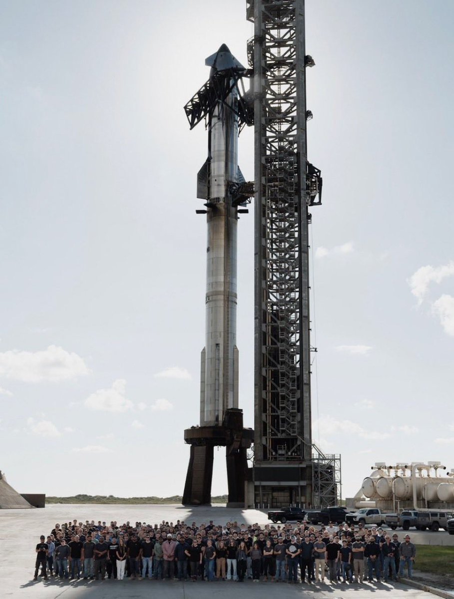 yesknow's tweet image. The SpaceX team alongside Starship 11