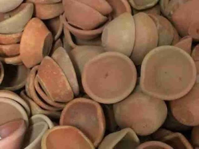 Khurpench_'s tweet image. हर साल दिवाली पर चार मिट्टी के दिए खरीदकर “प्रजापति समाज” की भलाई और “स्वदेशी” अपनाने का दिखावा करने वाले लोग असल में पाखंड कर रहे हैं , ये कोई देशभक्ति नहीं , सिर्फ पॉलिटिकल स्टंट है।

पूरे साल आप चीन से सजावट , लाइट , गिफ्ट्स मंगाते हैं। लेकिन जैसे ही दिवाली आती है, अचानक आपको…