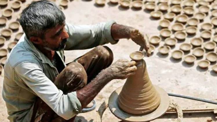 Khurpench_'s tweet image. हर साल दिवाली पर चार मिट्टी के दिए खरीदकर “प्रजापति समाज” की भलाई और “स्वदेशी” अपनाने का दिखावा करने वाले लोग असल में पाखंड कर रहे हैं , ये कोई देशभक्ति नहीं , सिर्फ पॉलिटिकल स्टंट है।

पूरे साल आप चीन से सजावट , लाइट , गिफ्ट्स मंगाते हैं। लेकिन जैसे ही दिवाली आती है, अचानक आपको…