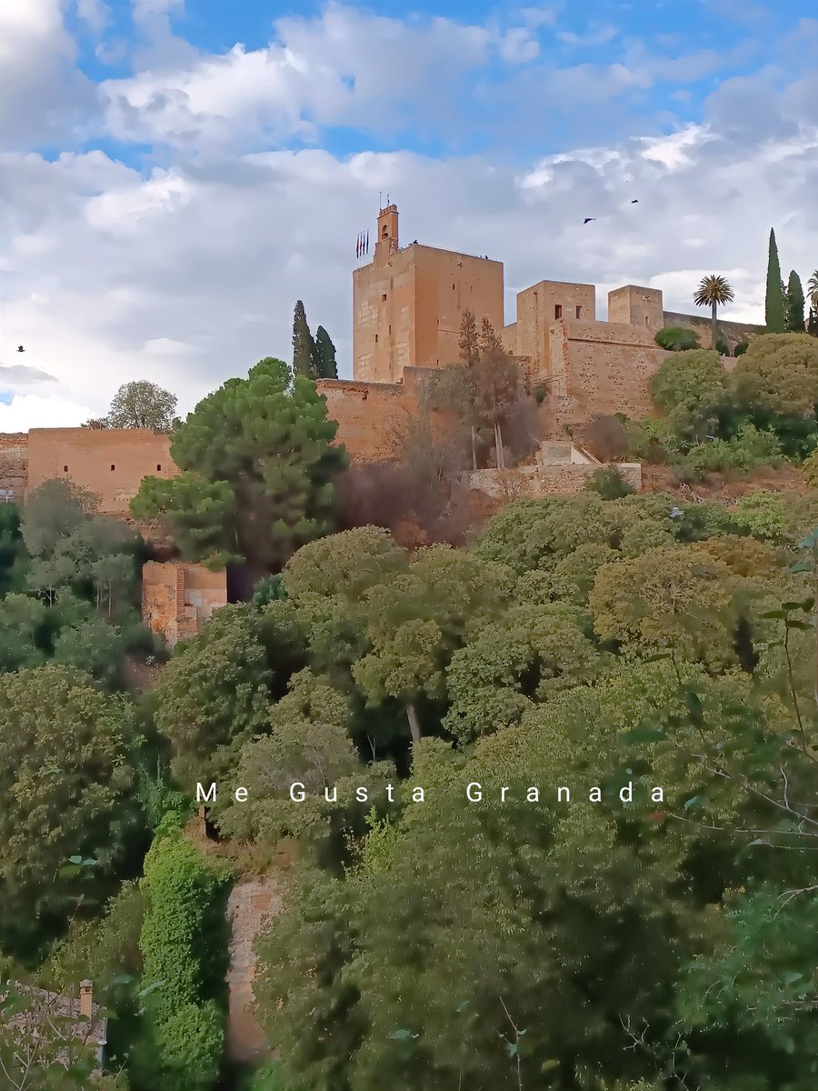 Alcazaba de la Alhambra con la Torre de la Vela presidiendo #megustagranada