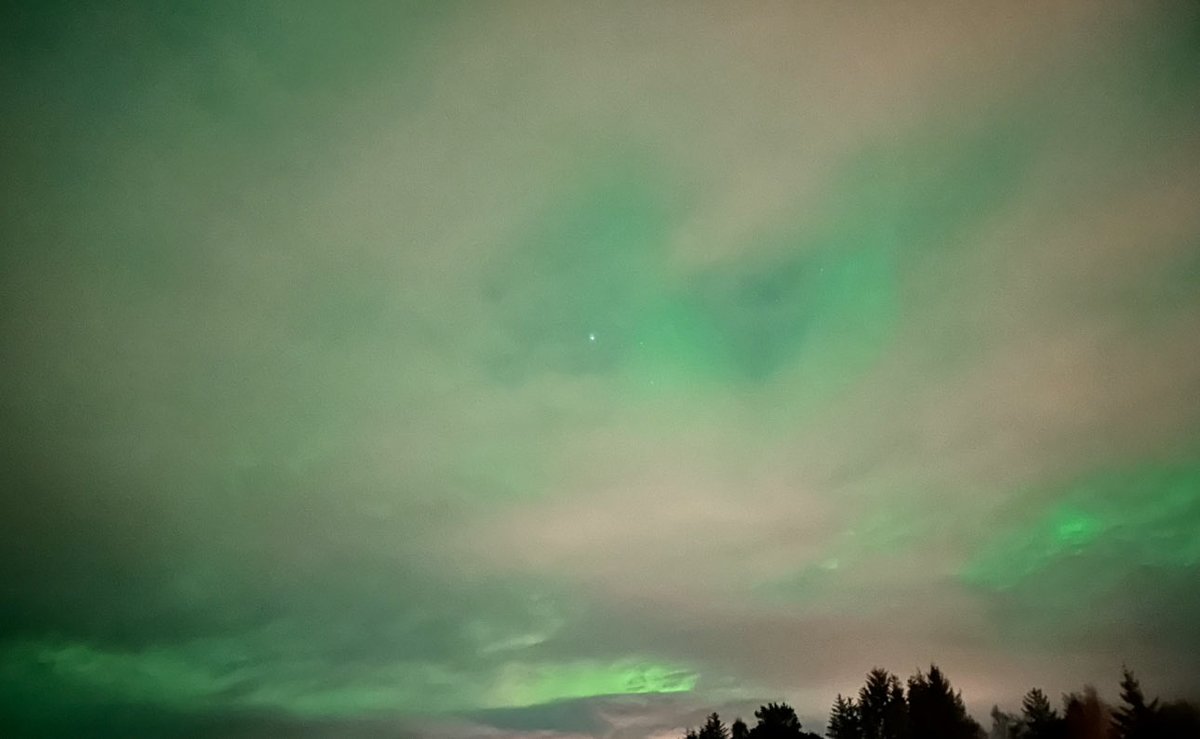 Северное сияние вчера пробивалось даже через облака