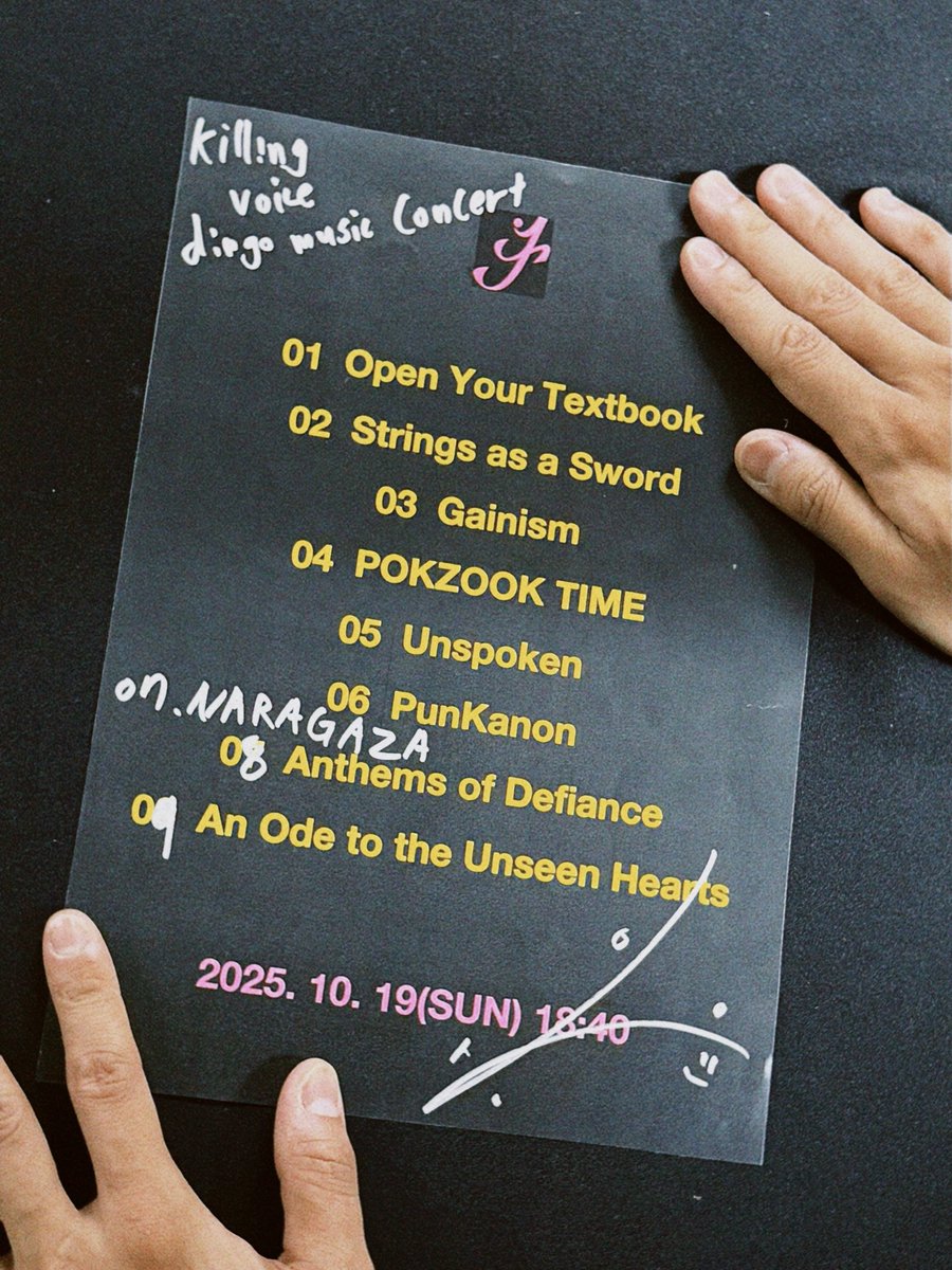 𝗦𝗲𝘁𝗹𝗶𝘀𝘁 >>> 𝗱𝗶𝗻𝗴𝗼 𝗺𝘂𝘀𝗶𝗰 𝗰𝗼𝗻𝗰𝗲𝗿𝘁 <𝗞𝗶𝗹𝗹𝗶𝗻𝗴 𝗩𝗼𝗶𝗰𝗲>

01. 교재를 펼쳐봐 (Open Your Textbook)
02. 검을 현 (Strings as a Sword)
03. 게인 주의 (Gainism)
04. 폭죽타임 (POKZOOK TIME)
05. 들려주고 싶었던 (Unspoken)
06. PunKanon
07. 날아가자 (NARAGAZA)
08.