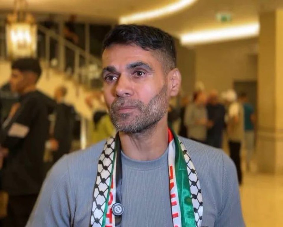 ضاعت الشام 

البطل محمود العارضة خالع باب سوريستان… 
#ضاعت_الشام