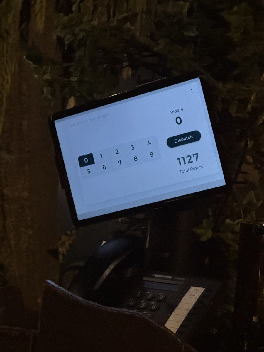 In het Bos van Plop wordt zo te zien het aantal personen dat er in is geweest via een tablet ingevoerd. Bij andere attracties hebben ze nog zo’n hand teller. Er zijn in de 3 uur dat het park open is 1127 personen in geweest