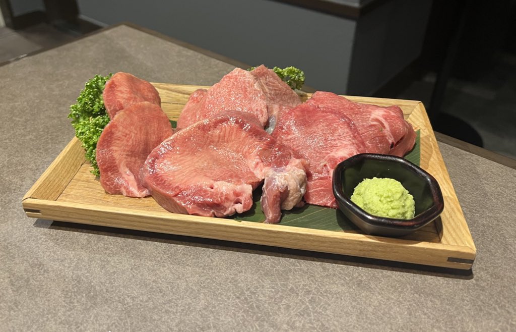 Rurueru_06's tweet image. 前から気になってた一心たん助さん、あきひろ幼稚園の寄せ書き色紙があるって事も相まってめっちゃ行きたかった上野御徒町アメ横店に行ってきました！
お肉うますぎたし店内過ごしやすいしでめちゃくちゃ幸せだったし色紙の写真も撮れたしで大満足……！
#あきひろ幼稚園
#さっきのもこ
#一心たん助