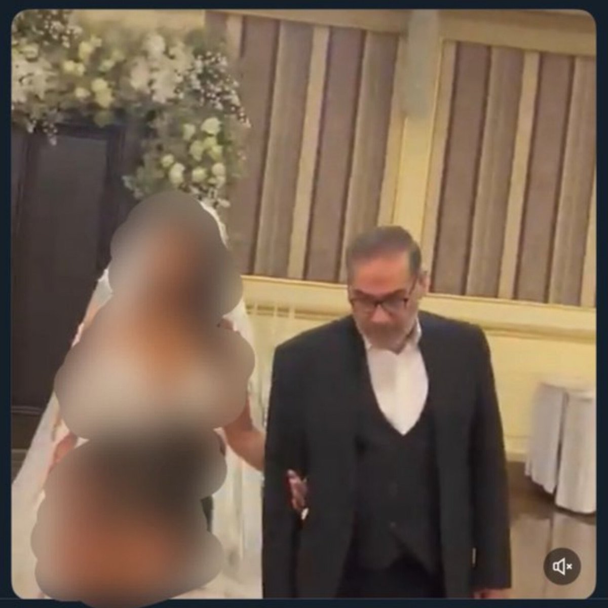 Irantoday_1979's tweet photo. 🔹ما حدث من تسريب لصورة من حفل زفاف ابنة #علي_شمخاني في مجلس نسائي خاص هو تصرف غير أخلاقي ولا يمت للإعلام أو الحرية بصلة. انتهاك الخصوصية بهذا الشكل مدان، وكل التضامن مع #شمخاني وعائلته أمام هذا السلوك المؤسف.

#يوميات_إيران https://t.co/BGHVqOlHXm