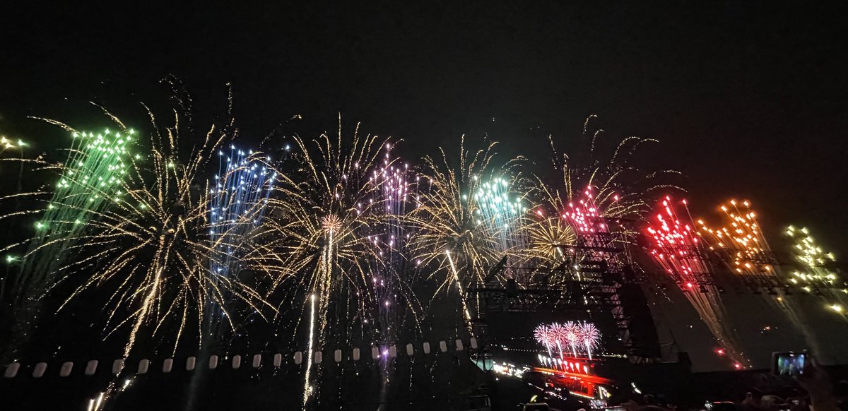 ppp__mrrrr's tweet photo. 入り切らなかったけどメンカラ花火綺麗だった😭
#JO1_5thAnniversary_祭り https://t.co/h8Kt4sHlyh