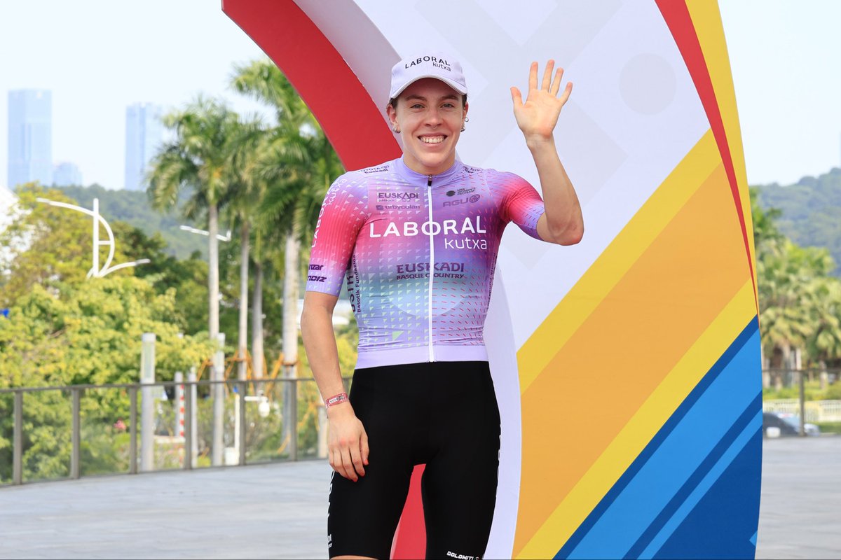 LABORALkTeam's tweet photo. 👋 desde el primer podium World Tour de la historia del equipo 🥹

Lo que se ha conseguido hoy no es solo una medalla, es un paso más en el camino que el equipo lleva recorriendo desde que comenzó a rodar. Una prueba más de que con paciencia, esfuerzo, trabajo y medios para ser ciclista profesional los resultados llegan. 

La medalla de una #Matriarca, pero el esfuerzo y dedicación todo un grupo que lucha por seguir siendo referente para las ciclistas del futuro 💪💜🫂

#LaboralKutxaEuskadi