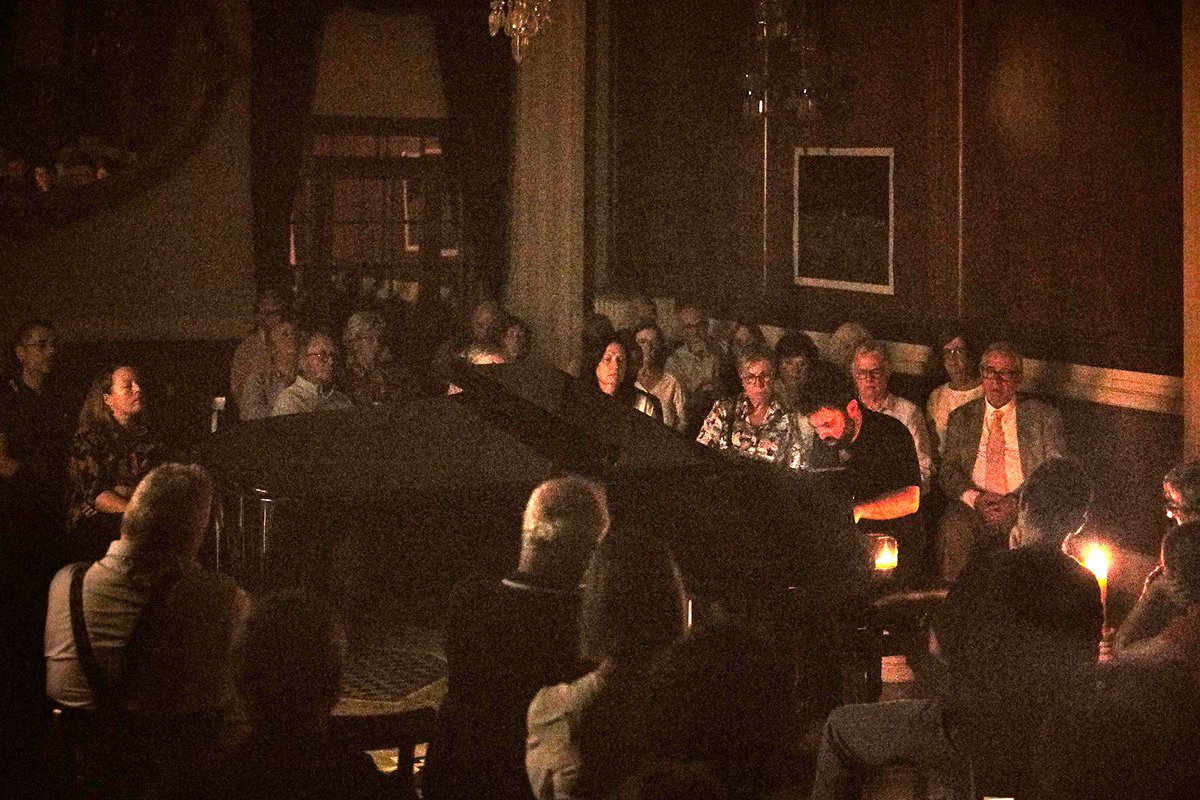 Imatges del concert que ahir ens va oferir Joan Arnau Pàmies, pianista i compositor resident de la nostra entitat, presentant el seu darrer treball "I vam veure les estrelles una altra vegada'. Senzillament genial! 👌 Gràcies per ser-hi!♥️
📸 Michal Novak
associacioconcertsreus.cat