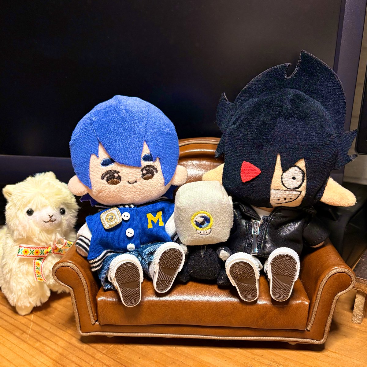 まさか、ずっと探していた3人で座れるかっこいいソファにイベントで出逢えるとは夢にも思わず…さっそく寛いでいる…☺️
ありがとう、こびとの家具屋さん…