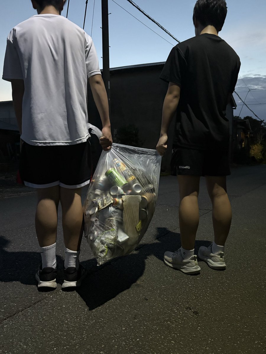 fujima_training's tweet photo. #八丈島　#八丈島の現状
#流れを変えるフジマ
#東京都立八丈高等学校バスケットボール部
#東京都立八丈高等学校サッカー部
部活ができない中体力を落とさない為に自ら目標に向かって動いています！
それと並行して地域のゴミを拾って
地域貢献！💪手を振ってくれたりで元気が
出ました😆頑張れ八丈島！ https://t.co/aaAjtCzgwC