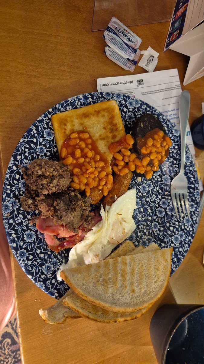 Wee Scottish breakfast black pudding and haggis too top tier canny good ei