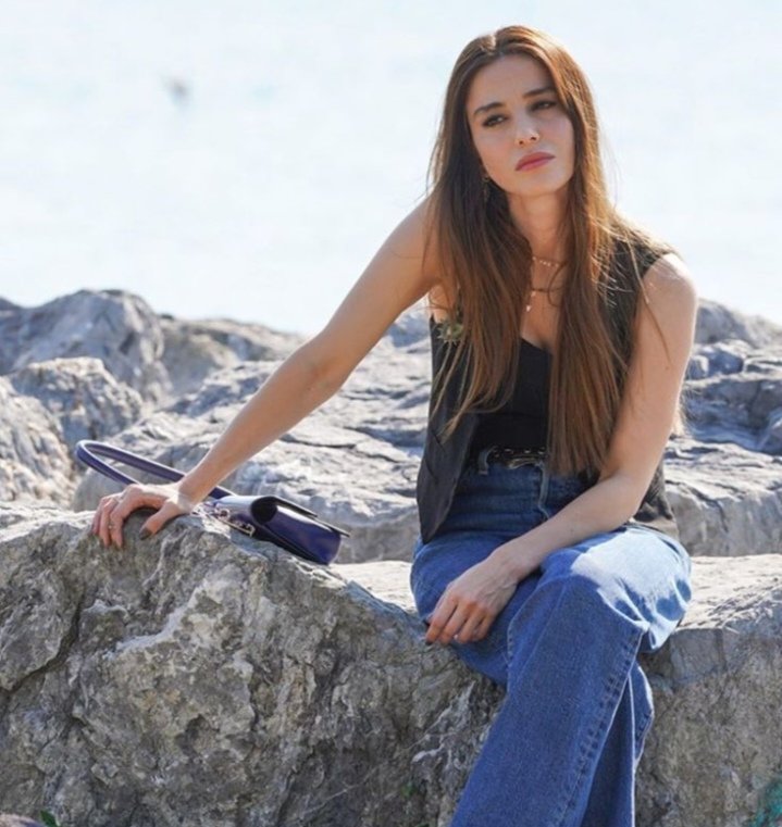 Vederti non può diventare una pretesa, resta un desiderio di viverti come chiunque altro 
#ÖzgeGürel ❤️