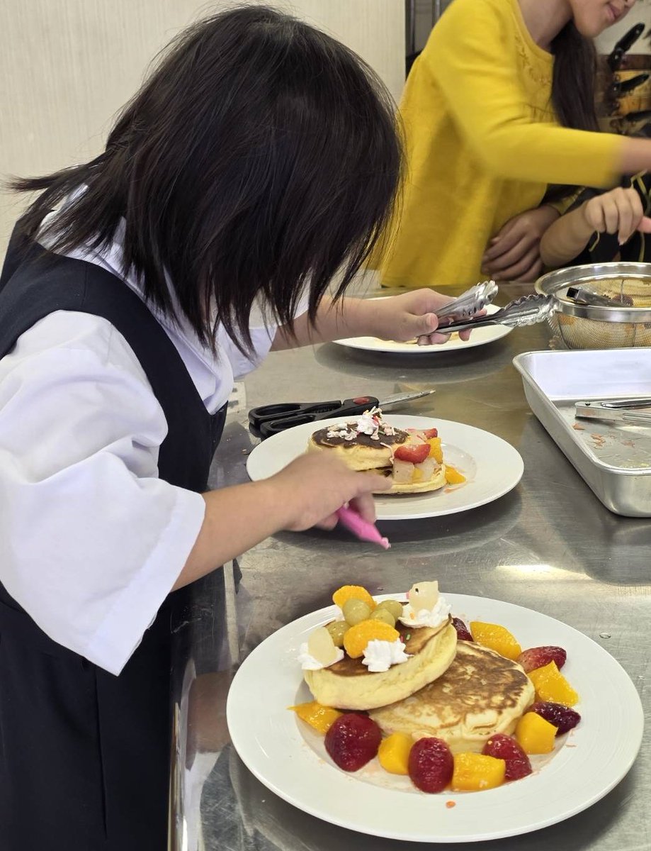 誕生日会を開催しました。
基町の家の近くにある公民館で、子どもたちと広島地区BBS会のおねえさんやおにいさんたちと一緒に、ホットケーキを焼いて食べました。
生地づくりからデコレーションまで、子どもたちが作ってくれました。
とても美味しく、楽しい誕生日会でした。