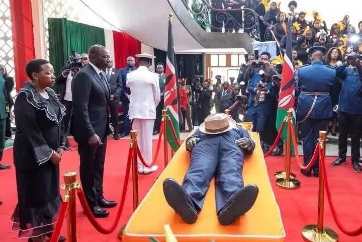 Ivoirowsky's tweet image. Le #Kenya dit adieu à Raila #Odinga, figure emblématique de la nation.
Le Kenya rend hommage ce dimanche à Raila Odinga, icône de la scène politique et infatigable opposant, décédé le 15 octobre dernier en Inde à l’âge de 80 ans.