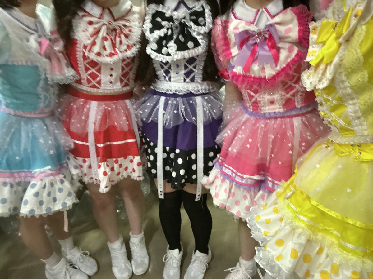 kimowota☆7 2025年学祭衣装のデザインを今年も担当させていただきました🧡💫

きもーたらしさ全開‼️でカラフルでパッと目を引くカラフルなドット生地＋今年の衣装テーマモチーフの『チアガール』を意識したトップスのV字切り替えと白リボンがポイントです🥹♡

超絶かわいくないですか……！？！？