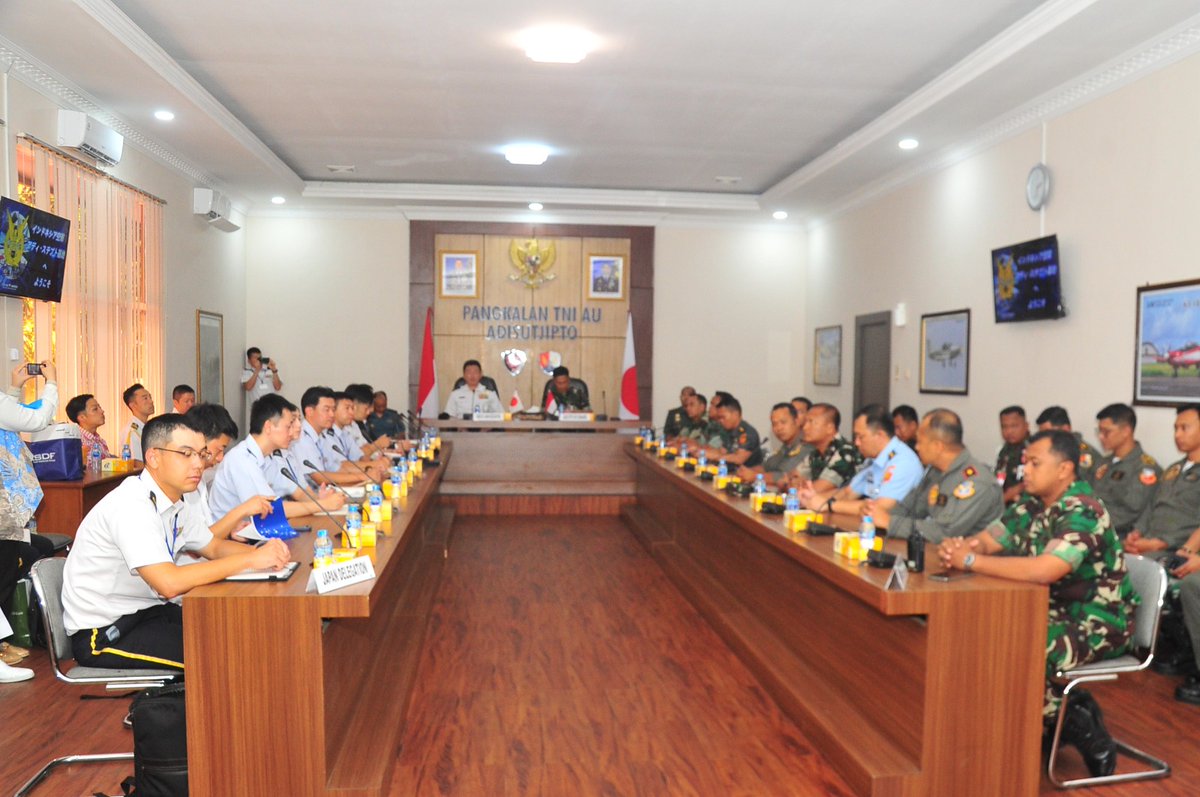 Puspen_TNI's tweet image. Lanud Adisutjipto menerima kunjungan delegasi Jepang dari Sasakawa Peace Foundation (SPF) pada 16 Oktober 2025, dipimpin Major General Ito Yuichiro, Deputy Director General Defense Plans and Policy Department (J-5), Joint Staff. Rombongan berjumlah 22 orang, termasuk perwakilan…