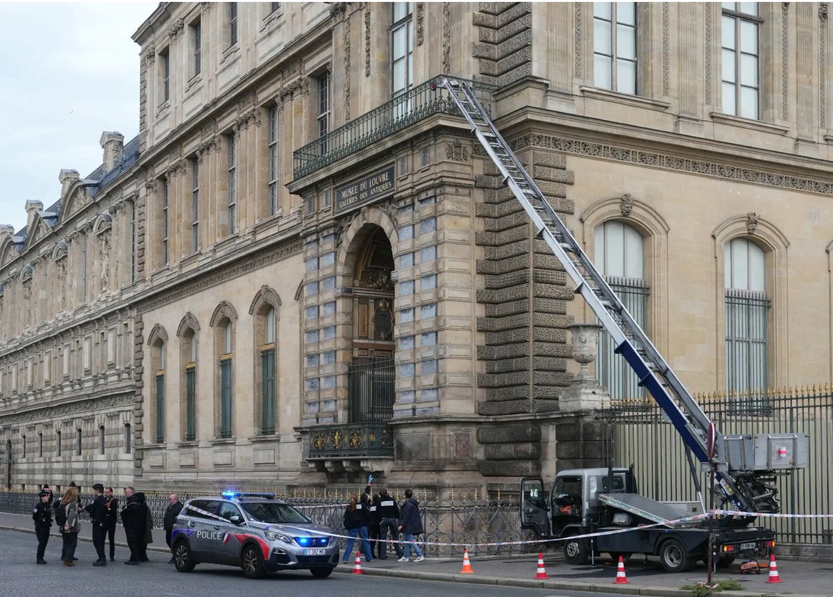 Ceci est l’échelle du camion de déménagement utilisé sur le quai rive droite de la Seine par les voleurs du <a href="/MuseeLouvre/">Musée du Louvre</a> pour pénétrer dans le musée. Personne n’a trouvé bizarre qu’un tel véhicule se trouve là, un dimanche matin, en plein jour, sur une voie de circulation très