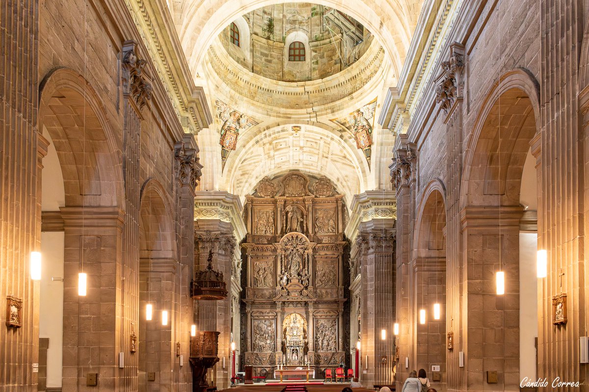 Cúpula de la iglesia de los Escolapios con sus 10 m de diámetro, dañada en el terremoto de 1755 faltándole un ala a dos de los cuatro ángeles de los arcos, actualmente en reparación. El retablo mayor del templo es obra de Francisco Moure #MonforteDeLemos