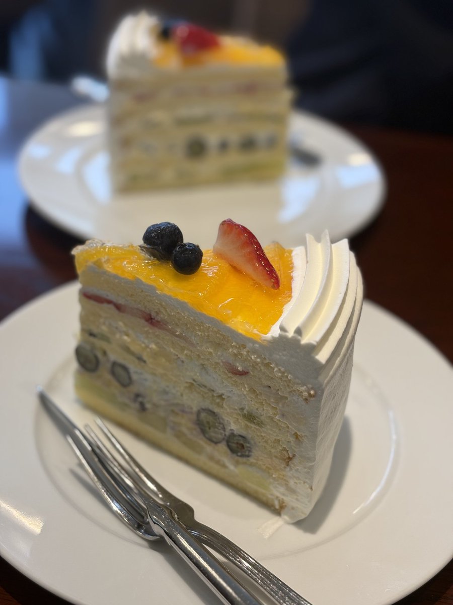 奥さんが行ってみたいと仰るのでガーデンズのHARBSに行ってみた(^o^)v
ケーキが大きくてデザートと言うよりも食事みたいな感じになりました(^_^;)
美味しかったですとも(^o^)v