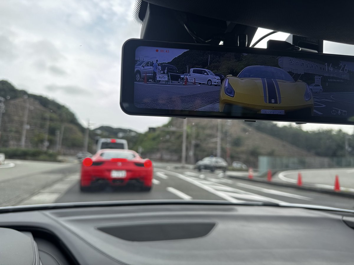 黄色と赤のフェラーリに挟まれて最高☺️