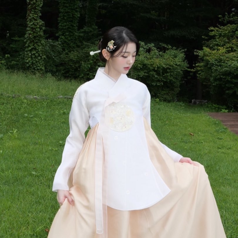 제발이라는 감정.................
왕권 강화에 힘써서 신하들 벌벌 떨게 하는데 중전한테만큼은 껌뻑 죽는 왕일 거 같음...............