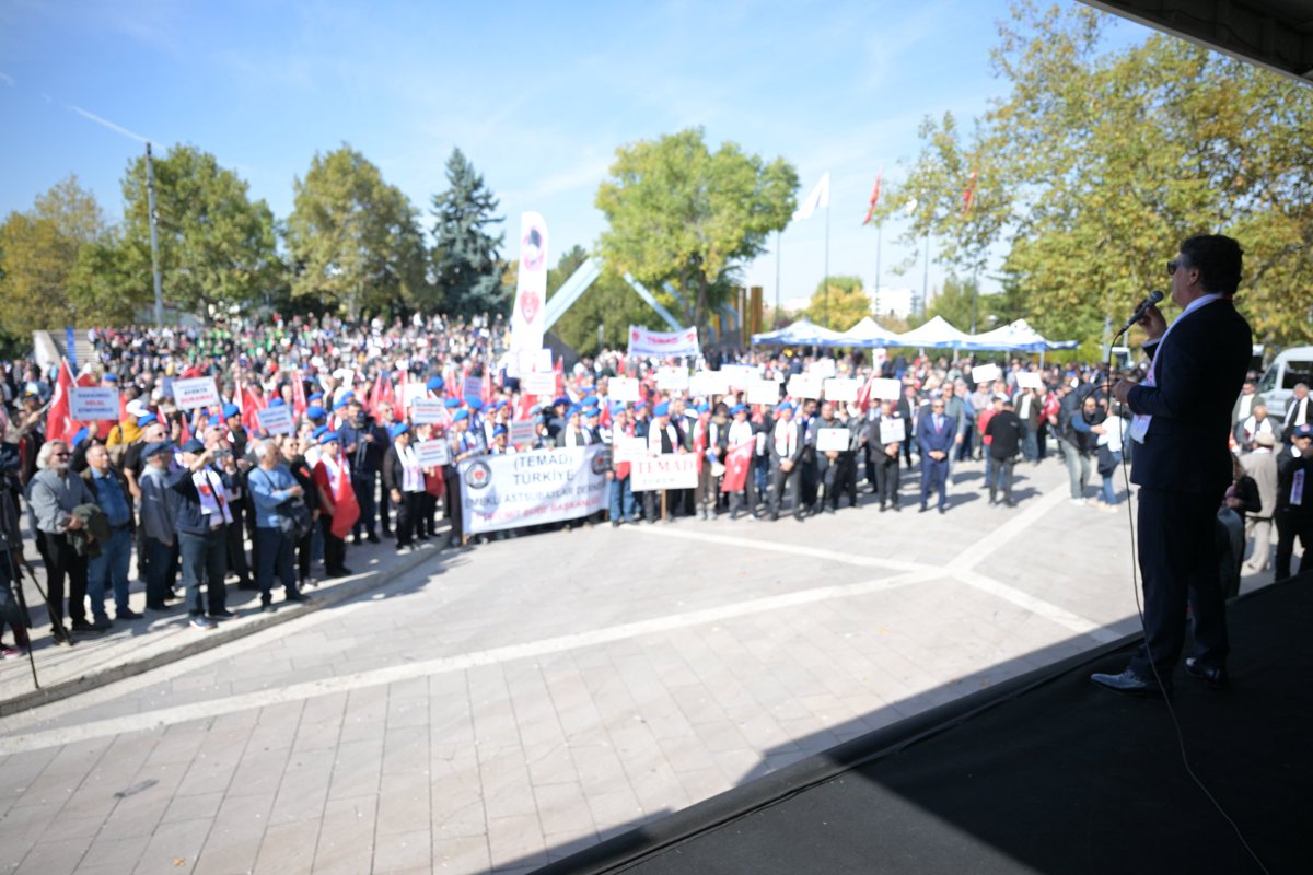 17 Ekim Astsubaylar Günü nedeniyle kutlama mesajı yayınlayan , sesimizi duyurmak için yazılar kaleme alan, haklı davamızı ekranlara taşıyan , canlı yayın yapan ve bizlere ses olan basın mensuplarına ,   her daim yanımızda olan tüm  Kamu Kurumlarına , Belediye Başkanlıklarına ,