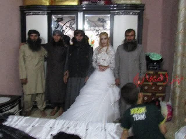 ركضتوا على شمخاني يزف بنته بزواج شرعي واللقطة مأخوذه #غلسه لحفل نسائي...ماركضتوا على هاي الصورة اربع ضد واحد 🤣🤣