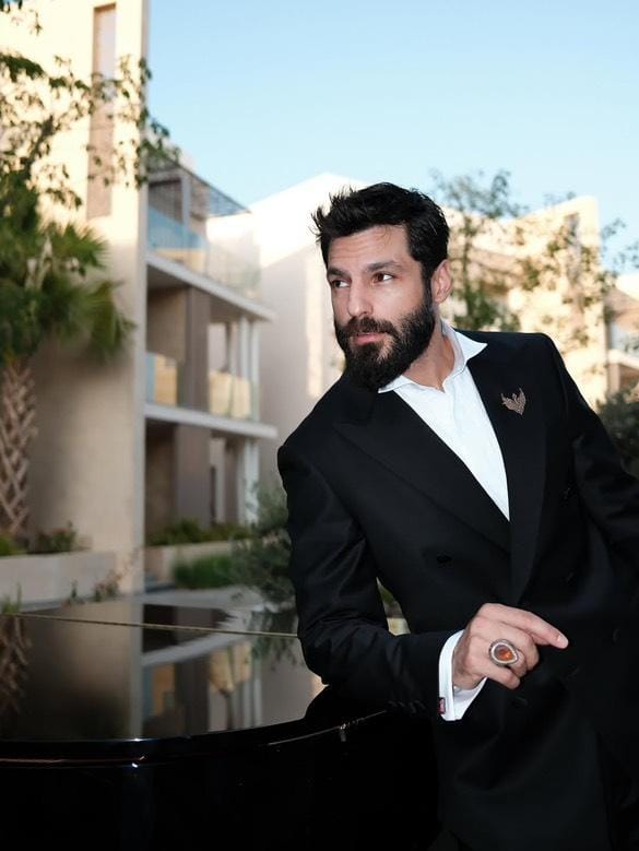 I fan non sanno molto della mia vita privata.
Non mi faccio vedere troppo in pubblico con mia moglie perché non mi piace usare la mia relazione per la pubblicità 💣❤️

Come mette a tacere lui non mette nessuno.

Vi amoooo 🫶

#ÖzgeGürel #SerkanÇayoglu #OzSer 

<a href="/SerkanCayoglu/">Serkan Çayoğlu</a>