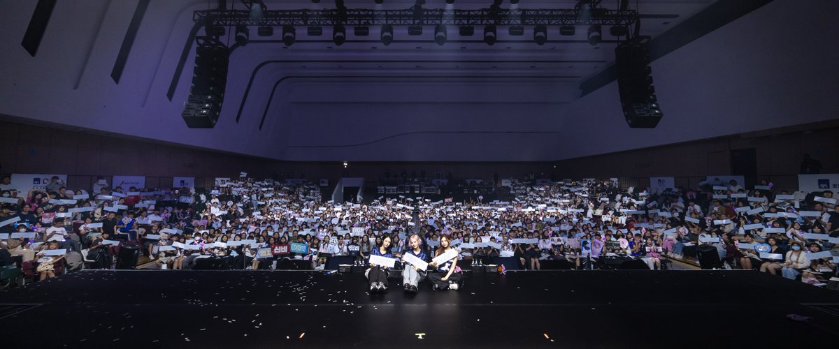 [#VIVId_dayZ] 📸

2025 VIVIZ WORLD TOUR [NEW LEGACY] in HONG KONG DAY2 완료✨

비비지의 색으로 세상을 물들일게요🎨 나비는 삐지의 세상이 되어줘😘

#VIVIZ #비비지
#EUNHA #은하
#SINB #신비
#UMJI #엄지
#NEW_LEGACY